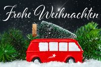 Rotes Auto mit Tannenbaum und Schriftzug frohe Weihnachten im Schnee.