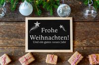 Tafel mit Schriftzug Ein frohes Weihnachtsfest und ein gutes neues Jahr