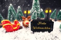 Lustiges weihnachtliches Szenario mit Rentier, Schlitten und Schild frohe Weihnachten.