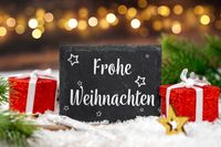 Tafel als Weihnachtsmotiv mit Text frohe Weihnachten.