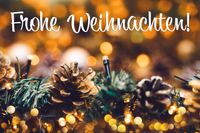 Bilder zu Weihnachten mit festlicher Dekoration und Frohe Weihnachten Schriftzug