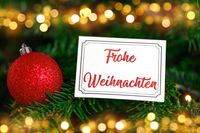 Frohe Weihnachten Bild mit roter Weihnachtskugel und festlichem Gruß