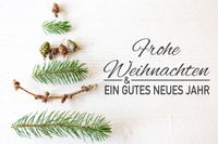 Ein Bild zeigt einen Weihnachtsbaum aus Zweigen mit dem Schriftzug 'Frohe Weihnachten'.