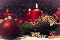 Frohe Weihnachten Bild mit roten Kerzen, Weihnachtskugeln und Tannenzweigen