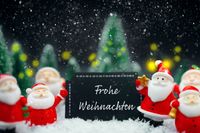 Winterlandschaft mit Weihnachtsmännern und der Aufschrift frohe Weihnachten