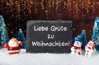 Grüße zu Weihnachten mit Schneemann und Weihnachtsmann im Schnee, festliche Stimmung.