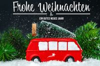 Rotes Auto im Schnee mit Weihnachtsbaum und Weihnachtssprüchen.