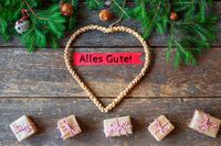 Kurzer Weihnachtsspruch 'Alles Gute!' in einem Herz aus Stroh