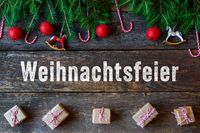 Weihnachtsfeier - Festliche Dekoration mit Geschenken, Zweigen und Weihnachtsornamenten.