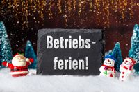 Winterliche Betriebsferien-Ankündigung mit Tafel und Weihnachtsdekoration im Schnee.