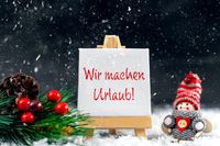 Weihnachten Urlaub: Schneeszene mit Tafel, roter Aufschrift 