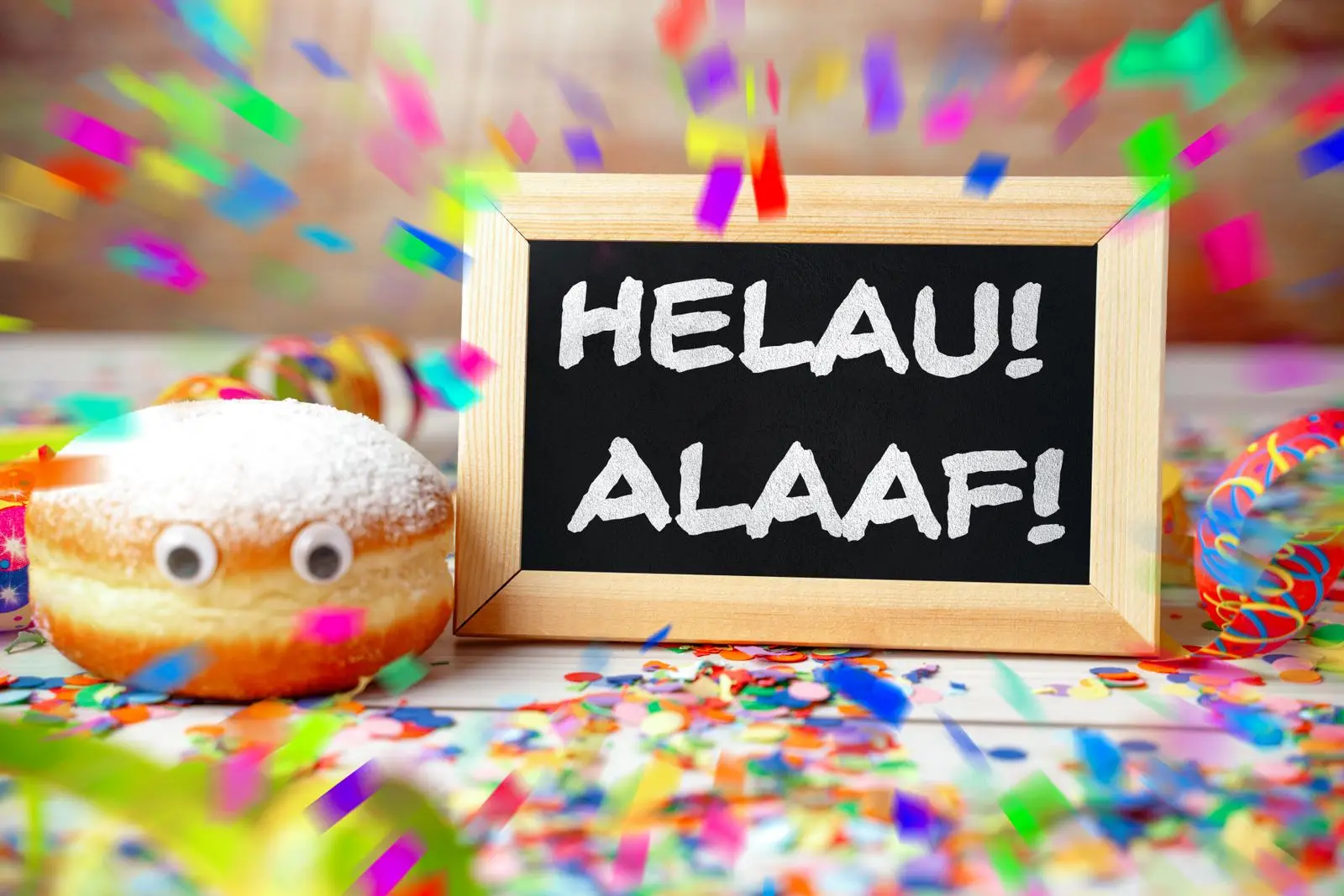 Alaaf helau, steht auf einem schild mit deko zu fasching
