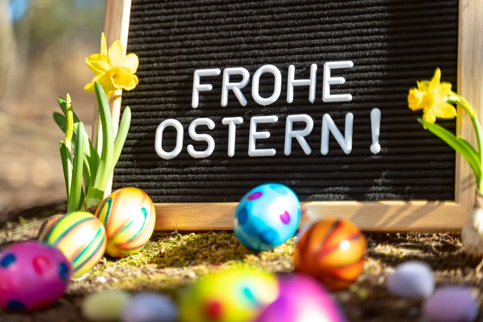 Bild zu ostern grüße mit tafel & bunten ostereiern