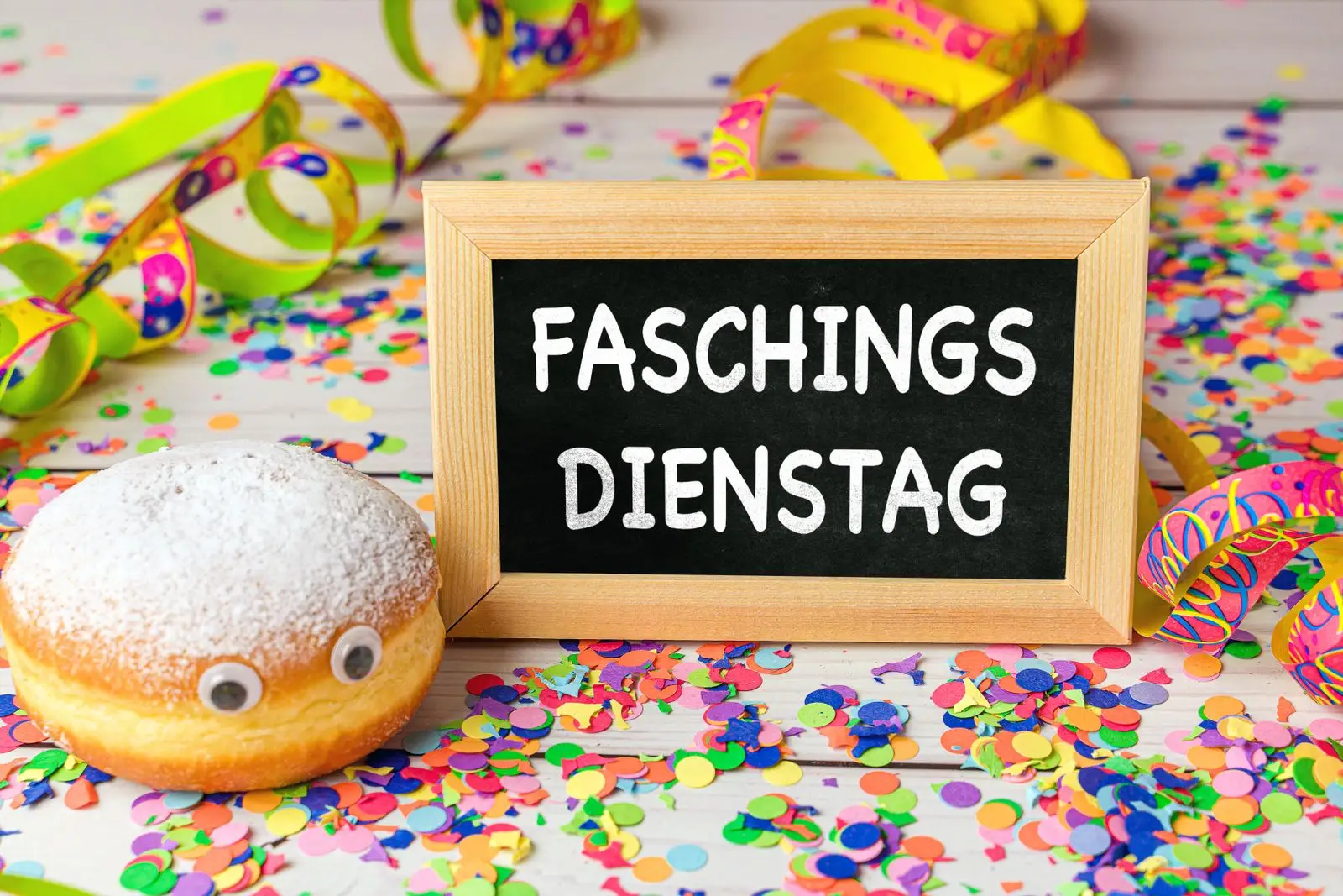 Faschingsdienstag steht auf einem schild neben faschingskrapfen