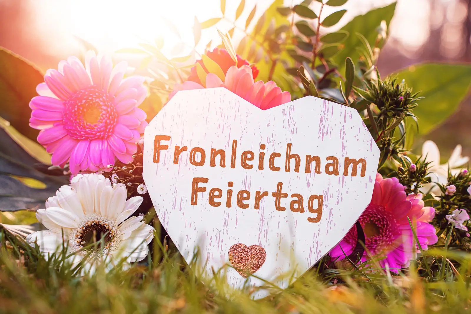 Fronleichnam feiertag schrift neben blumen