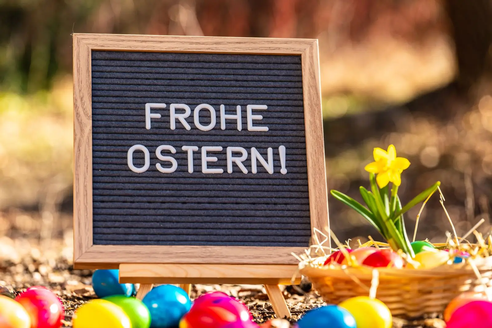 Schöne ostern mit ostereiern & osterblumen