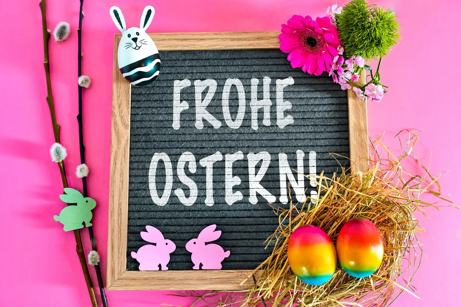 Sprüche zu ostern auf tafel mit deko & bunten eiern