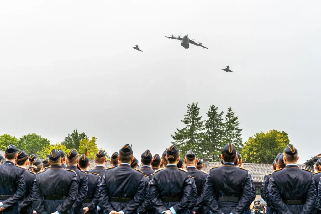 Abschied des 124. Offizierlehrgangs der luftwaffe 1 imgi 12 picture 1200 Soldaten unter kampjet