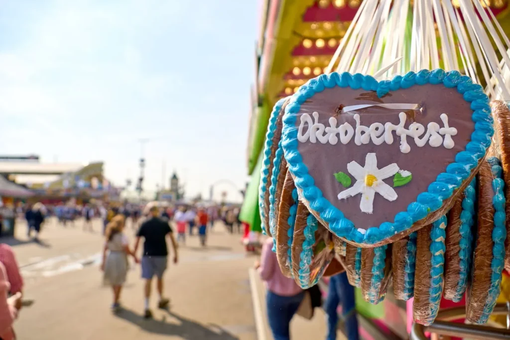 Lebkuchenherz mit aufschrift oktoberfest.