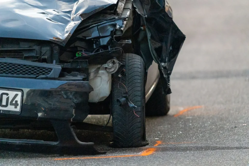 Auto fährt in menschenmenge in mannheim 2 imgi 16 picture 1600 Zerstörtes auto vom täter in mannnheim mit beschädigter front