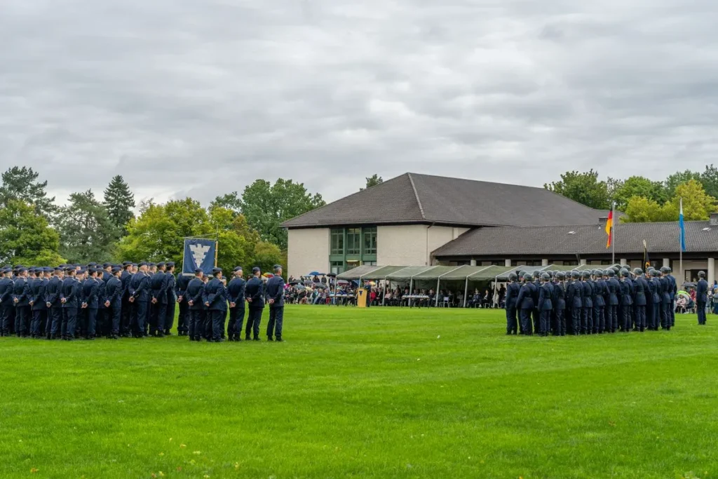 Abschied des 124. Offizierlehrgangs der luftwaffe 2 imgi 17 picture 1200 Soldaten in uniform der luftwaffe in formation