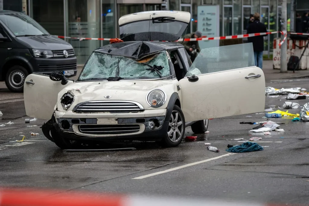 Anschlag in münchen - auto fährt in menschenmenge 1 imgi 17 picture 1600 Zerstörter mini cooper mit offenen türen nach dem anschlag