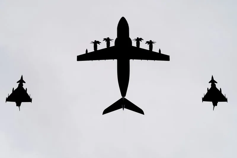 Abschied des 124. Offizierlehrgangs der luftwaffe 3 imgi 23 picture 800 Eurofighter kampfjets und a400m am himmel