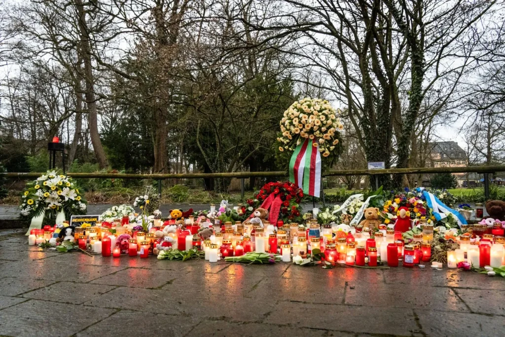 Blumen und kerzen am gedenkort in aschaffenburg