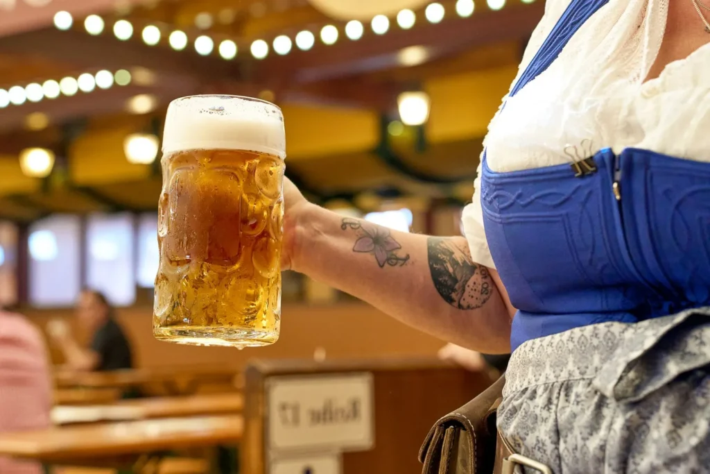 Bild bier im maßkrug auf dem oktoberfest.