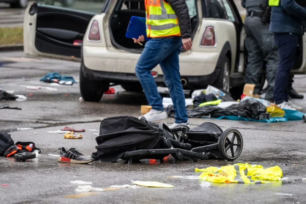 Anschlag in münchen - auto fährt in menschenmenge 2 imgi 8 picture 1600 Kinderwagen liegt umgestürzt neben trümmern auf der straße