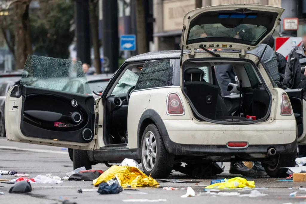 Anschlag in münchen - auto fährt in menschenmenge 3 imgi 9 picture 1600 2 Auto am tatort mit trümmern und rettungsdecken auf der straße