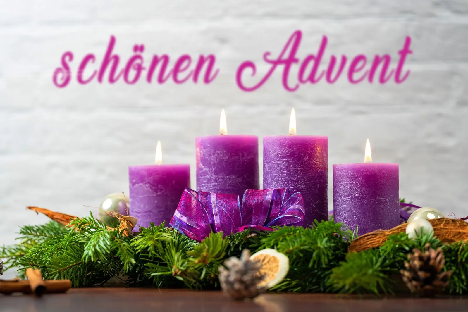Adventsbild mit adventskerzen zum advent