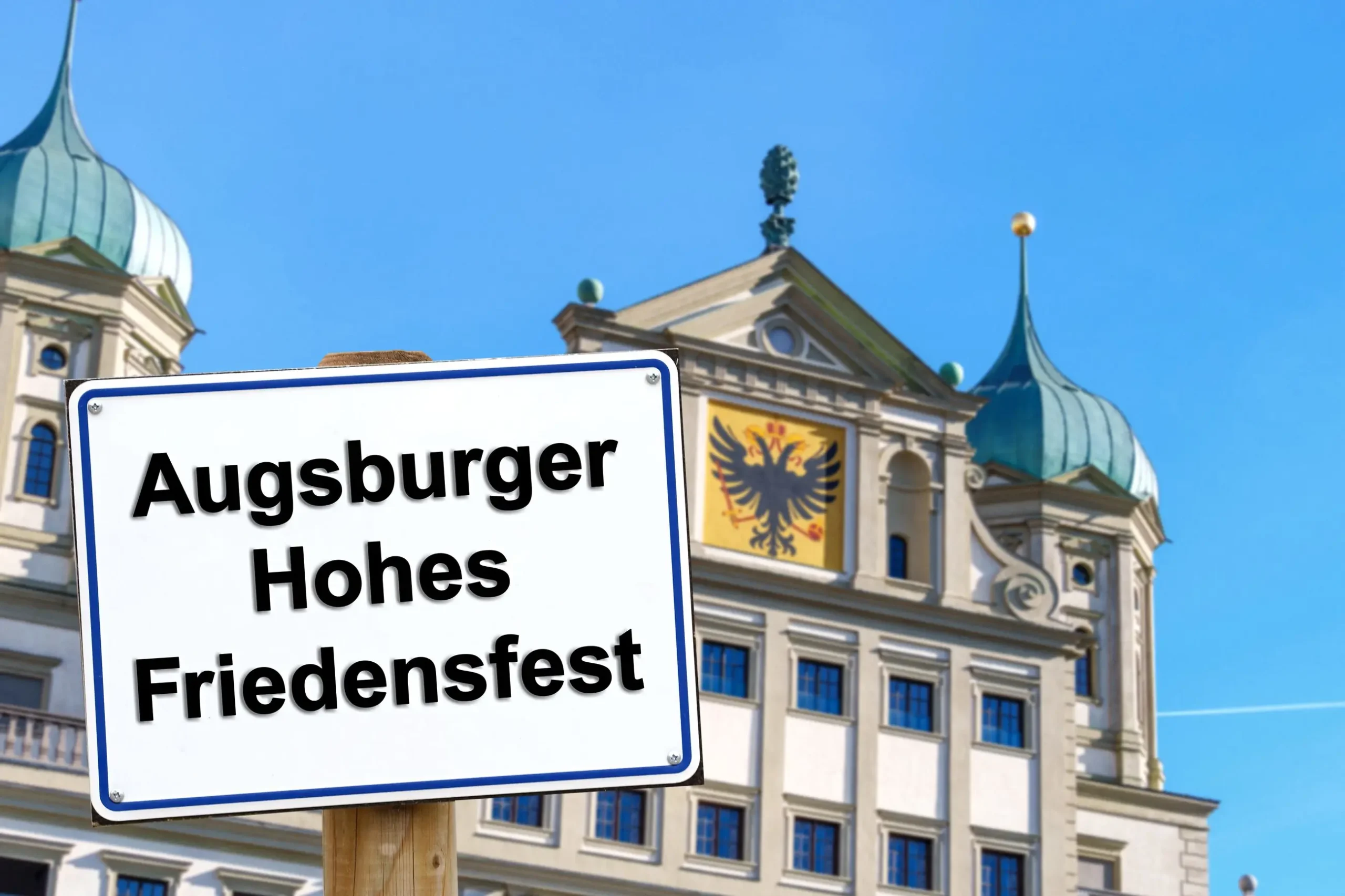 Augsburger hohes friedensfest, steht auf einem schild, vor dem rathaus in augsburg am rathausplatz.