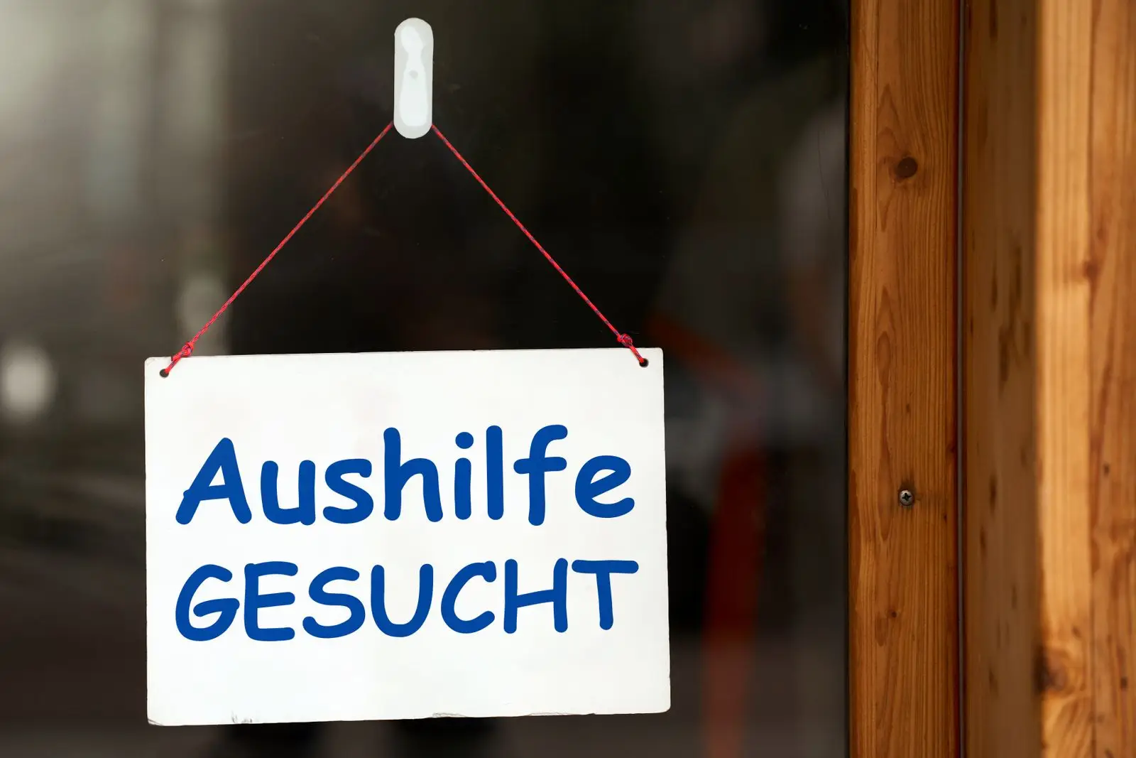 Aushilfe gesucht schild an ladentür – aushilfe gesucht.