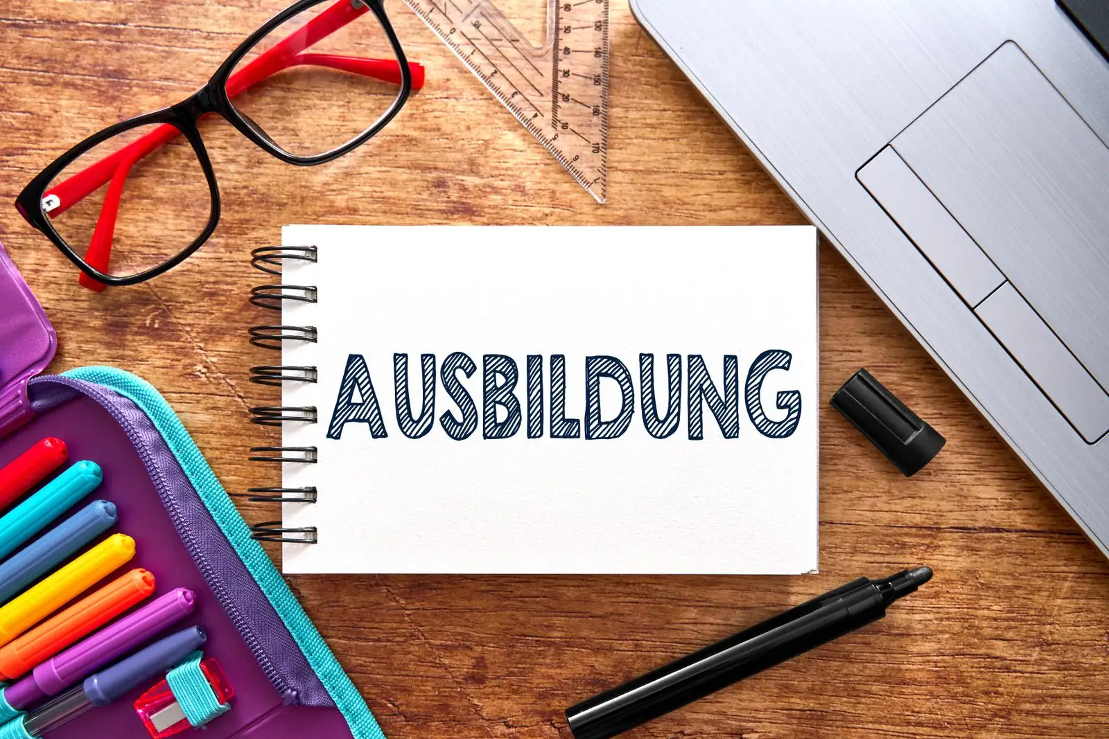 Block „ausbildung neben laptop und stiften – ausbildungsplatz