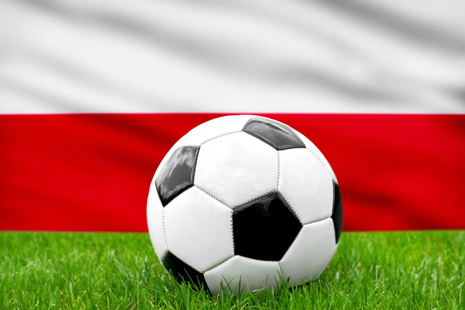 Der fußball vor der polnischen fahne steht für die nationalmannschaft von polen im fußball.
