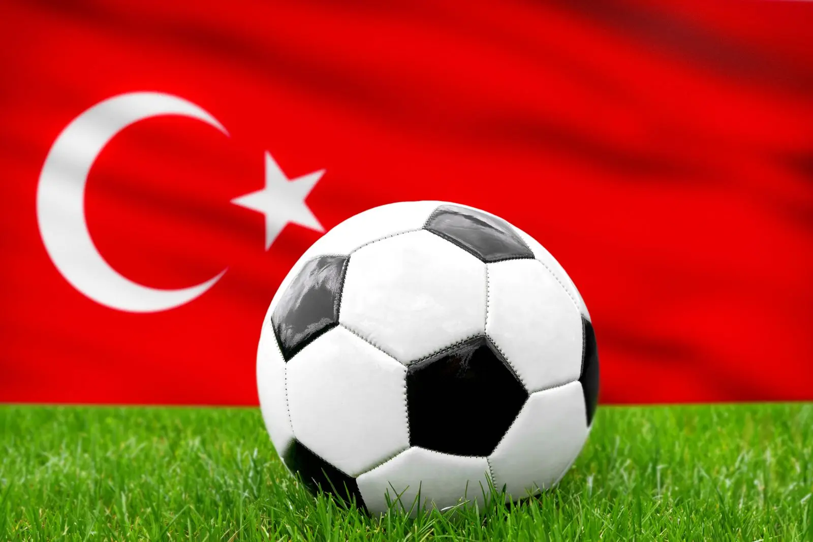 Der fusball vor der turkischen fahne steht symbolisch fur die nationalmannschaft der turkei im fusball
