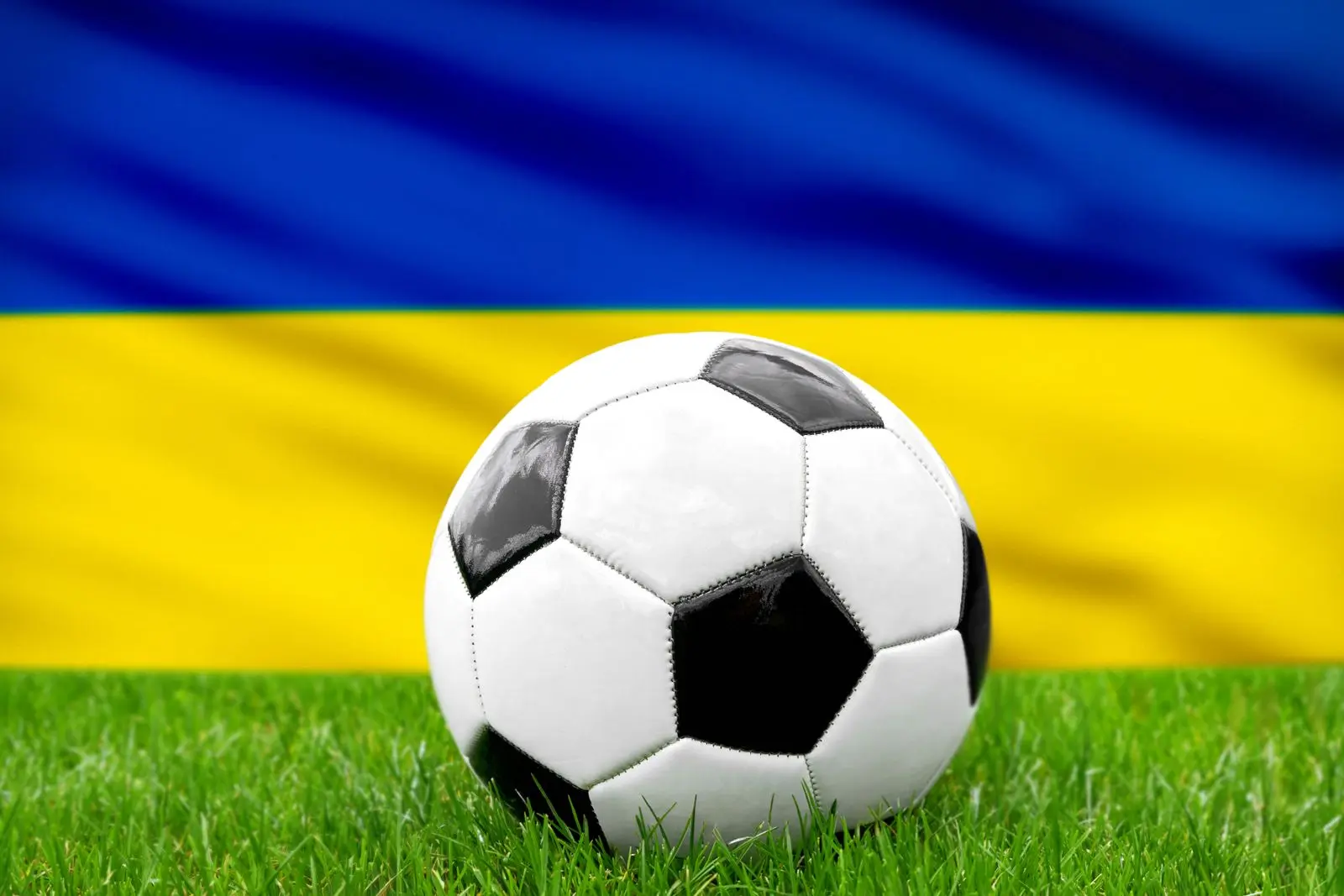 Der fußball vor der ukrainischen fahne steht für die nationalmannschaft der ukraine im fußball.