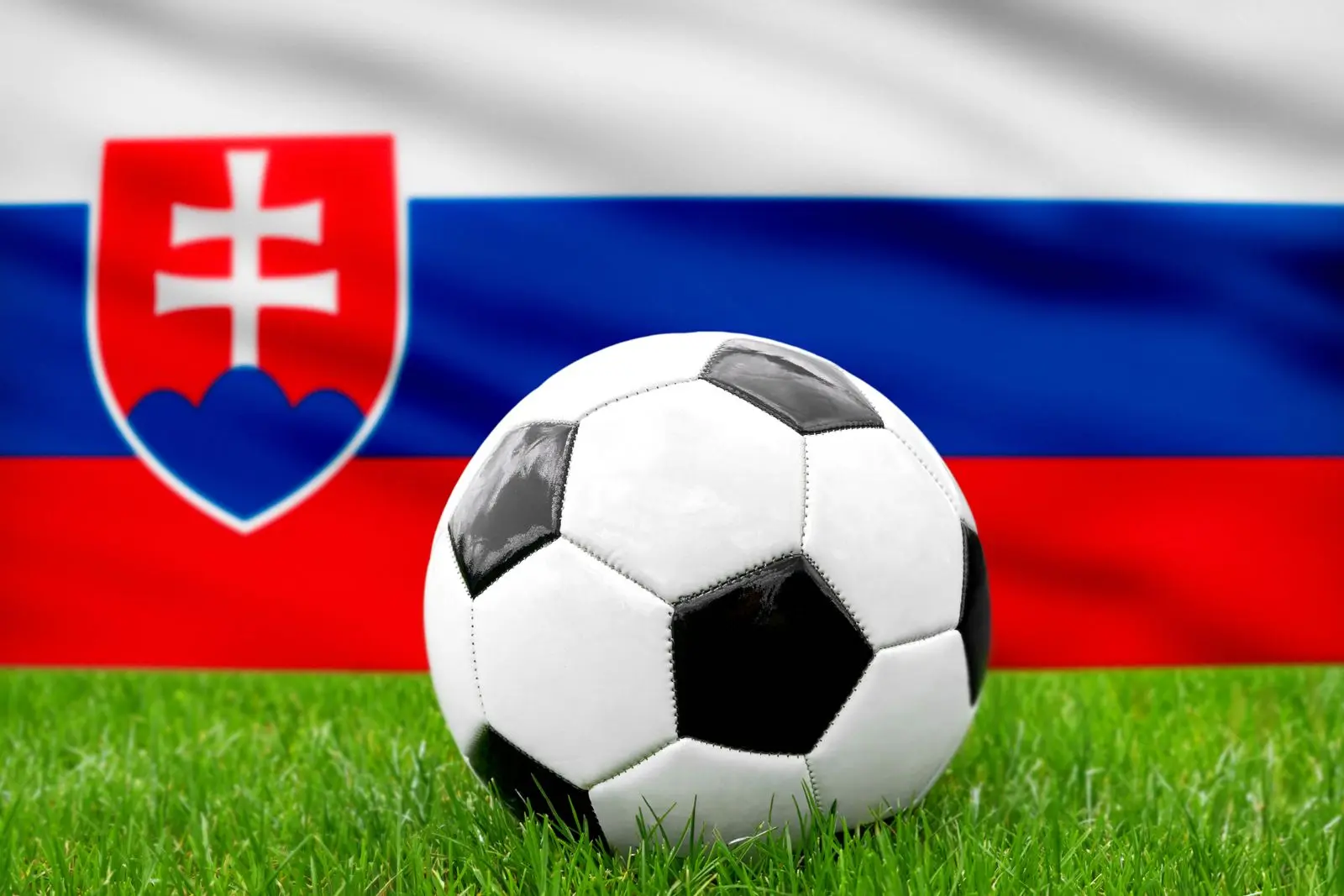 Ein fusball vor der fahne der slowakei reprasentiert die slowakische nationalmannschaft im fusball
