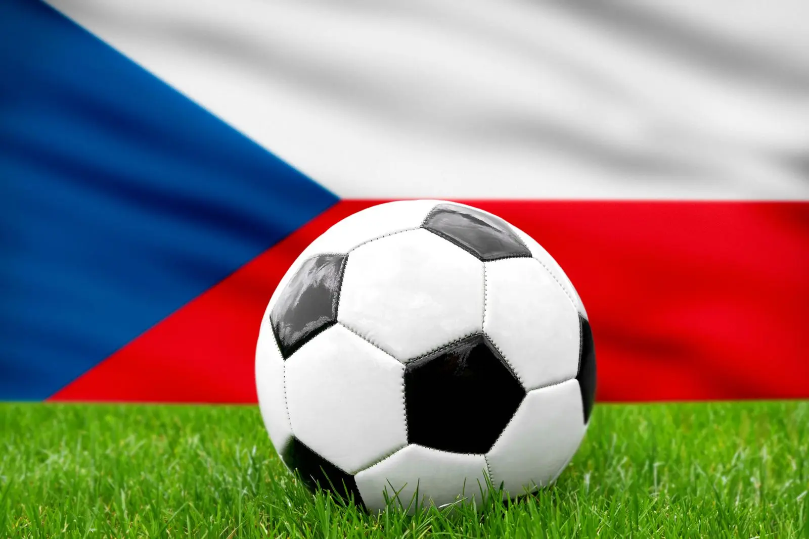 Ein fußball vor der tschechischen fahne repräsentiert die nationalmannschaft von tschechien im fußball.