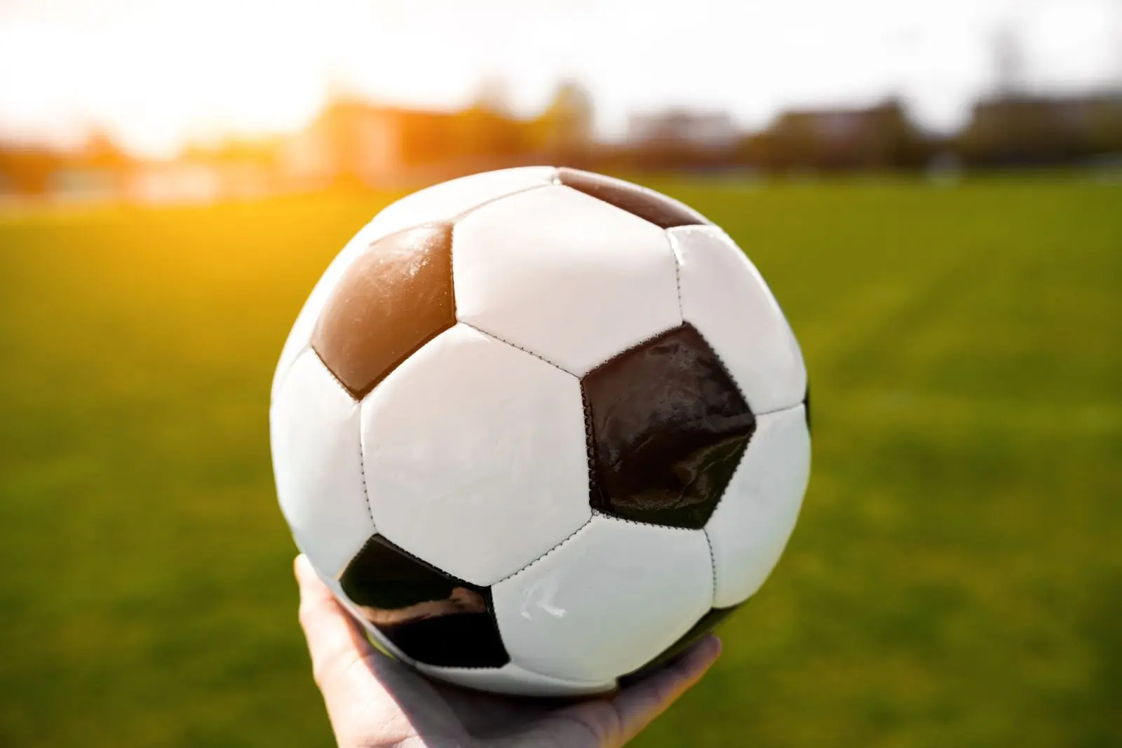 Fußballspiel mit Ball auf dem Fußballplatz Bild