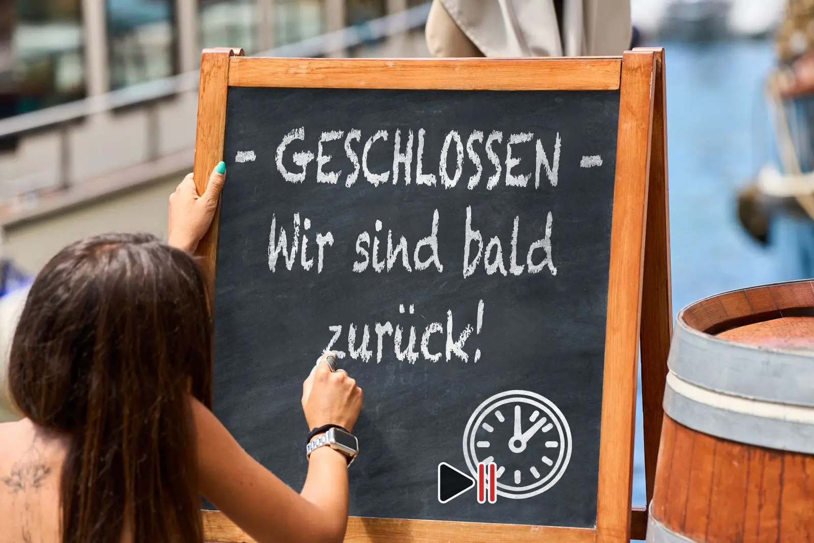 Geschlossen schild mit der aufschrift ‚wir sind bald zurück! ‘, handgeschrieben auf einer tafel.