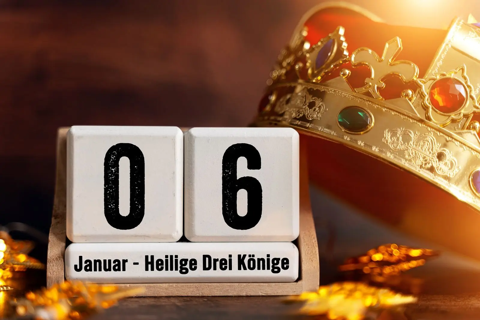 Heilige 3 könige – kalender zeigt den 6. Januar mit goldener krone und sternendekoration.