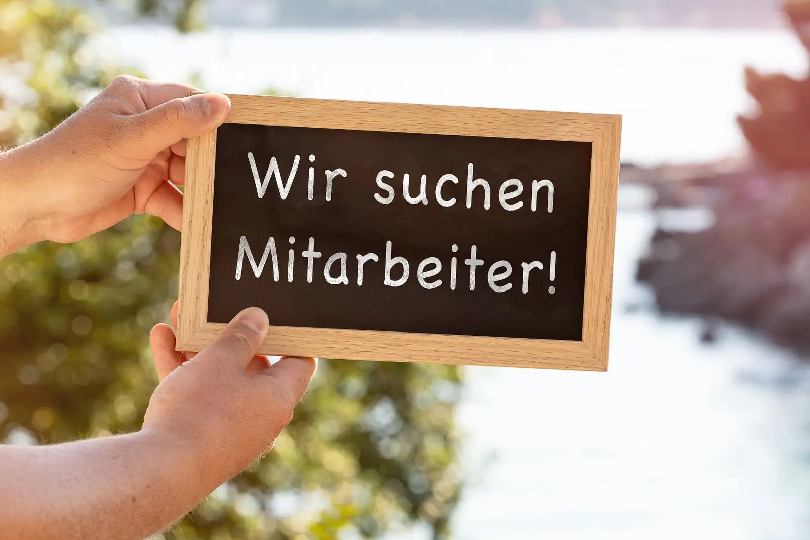 Schild „wir suchen mitarbeiter“ – stellenangebote bilder.