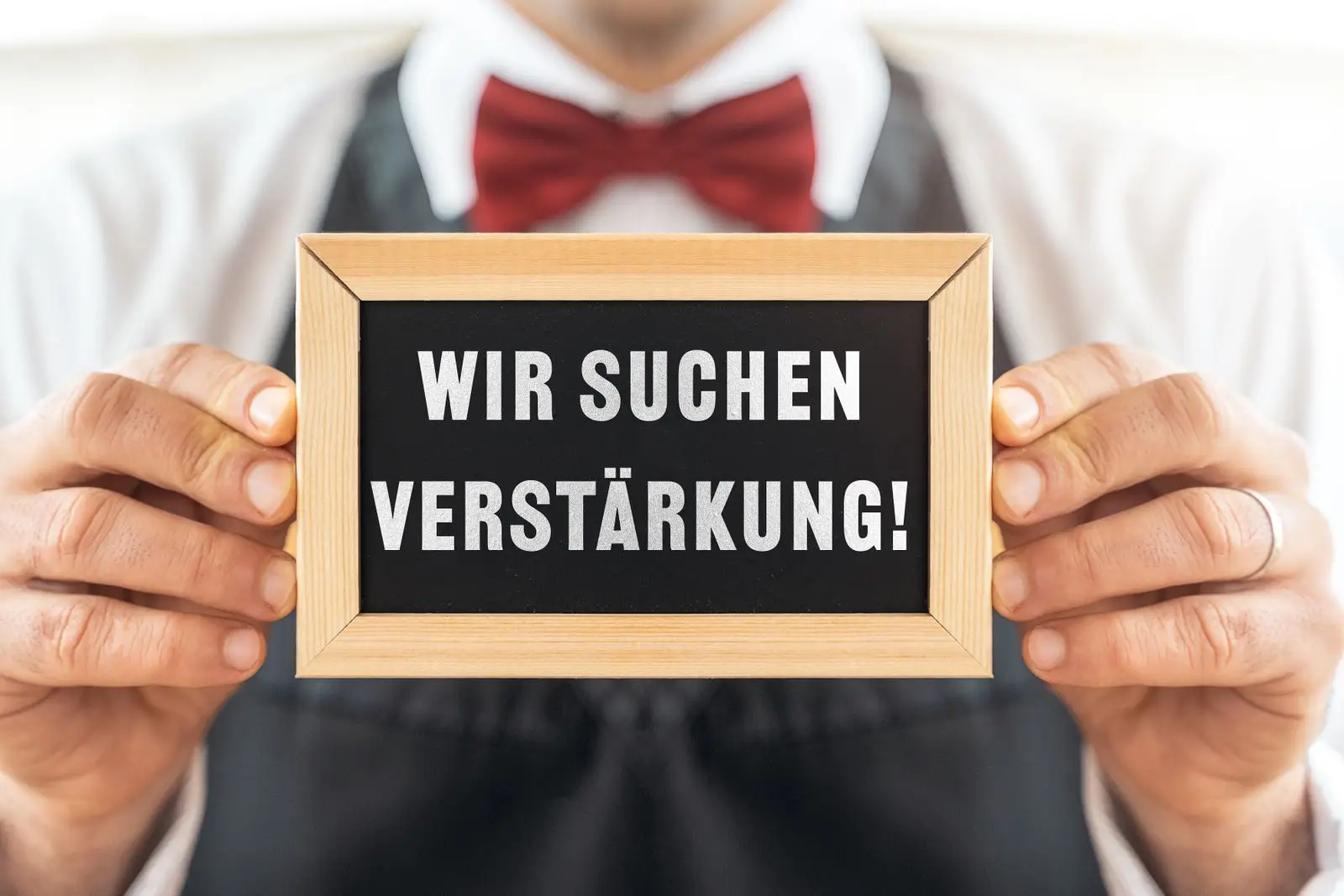 Schild „wir suchen verstärkung“ von kellner – stellenangebote bilder.