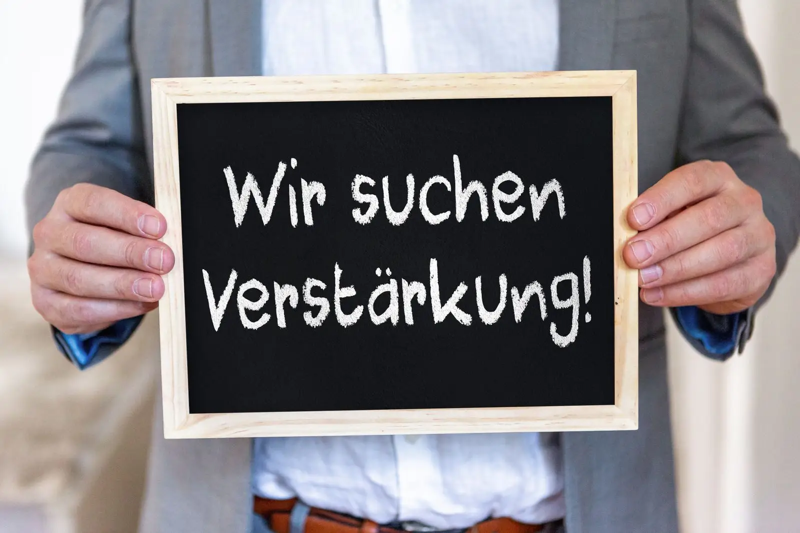 Schild „wir suchen verstarkung – bilder stellenangebote