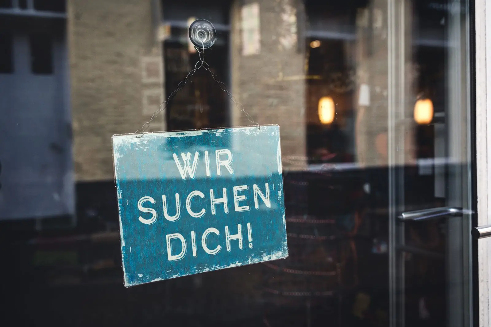 Schild „wir suchen dich im schaufenster – wir suchen dich