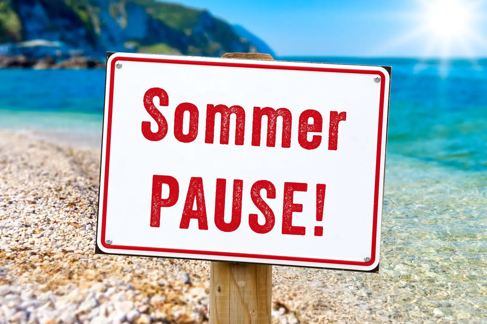 Sommerpause schild am strand mit blauem meer – sommerpause, sommerurlaub.