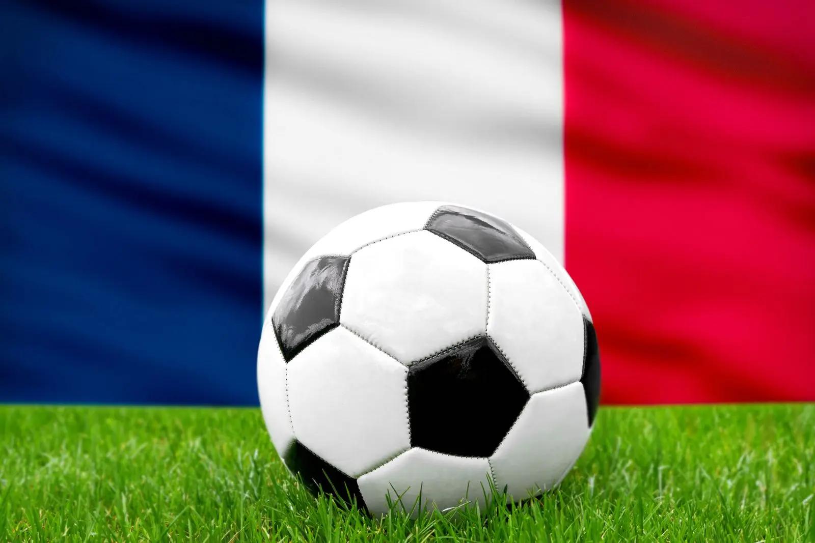 Vor der fahne von frankreich symbolisiert der fußball die französische nationalmannschaft im fußball.