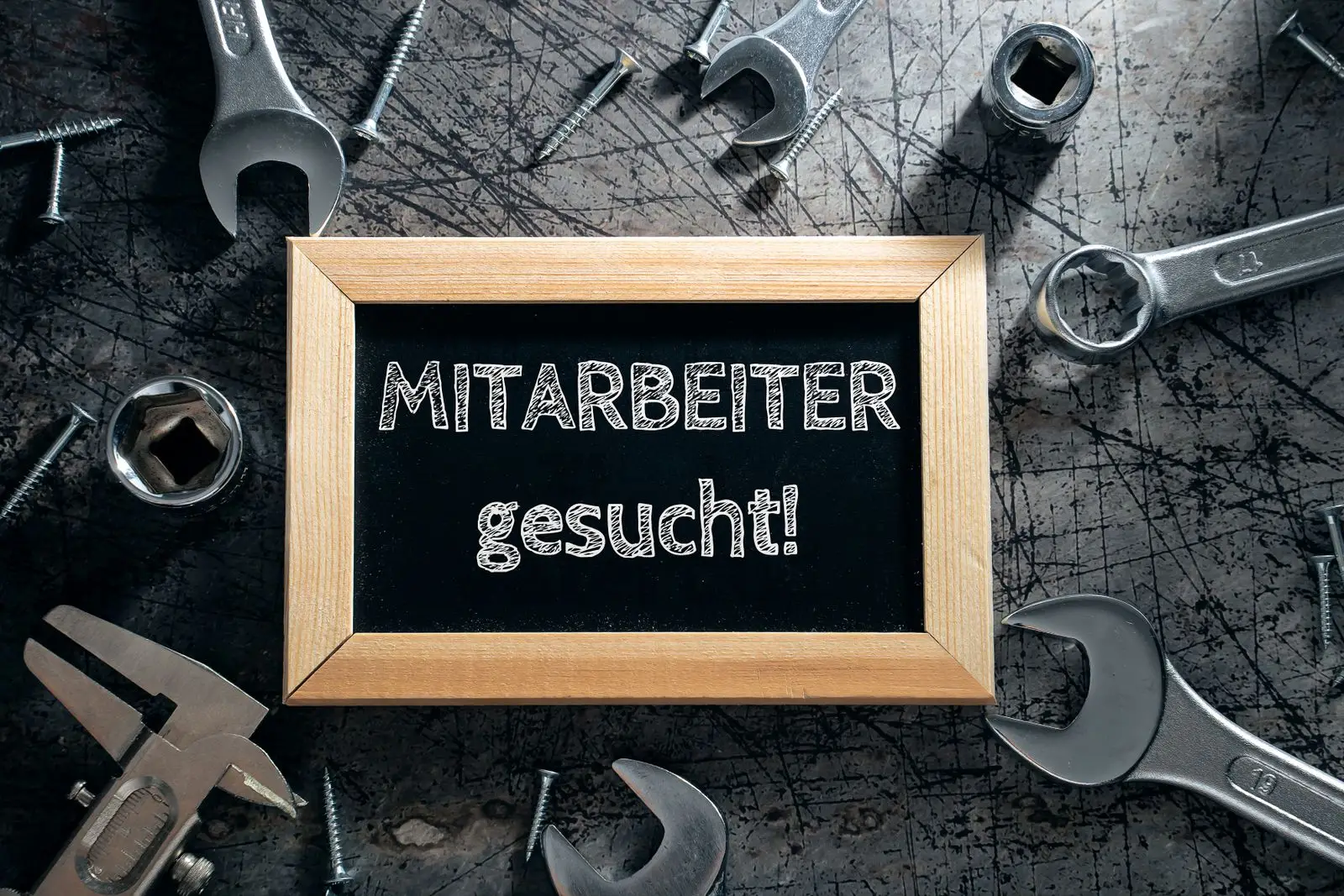 „mitarbeiter gesucht“ auf werkbank – handwerker gesucht, stellenanzeige